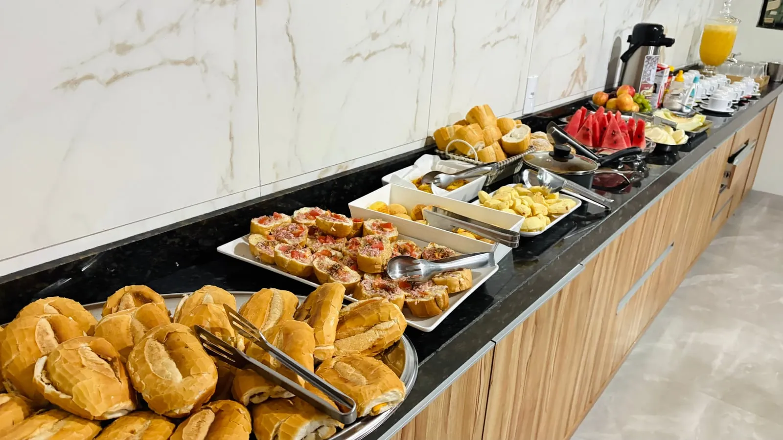 Pães e salgados servidos no café da manhã